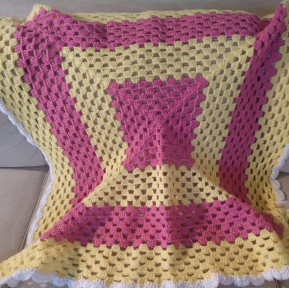 Crochet blanket hat and booties - Picture 3 of 5